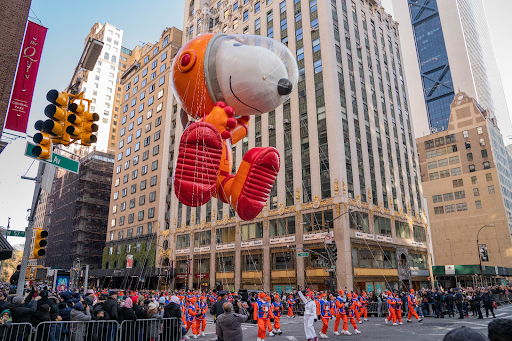 A snoopy float in a parade.