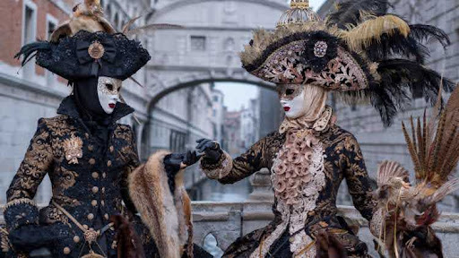 Picture of two people in masquerade dresses and masks
Weekendesk and Scout M.