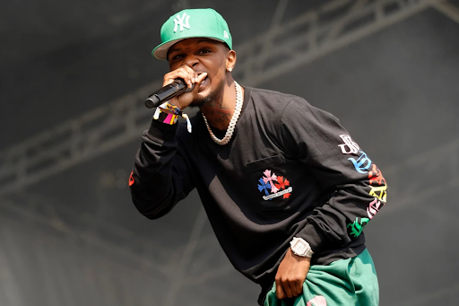 Photo of Toosii on stage rapping.

