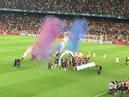 Image of FC Barcelona lifting the trophy