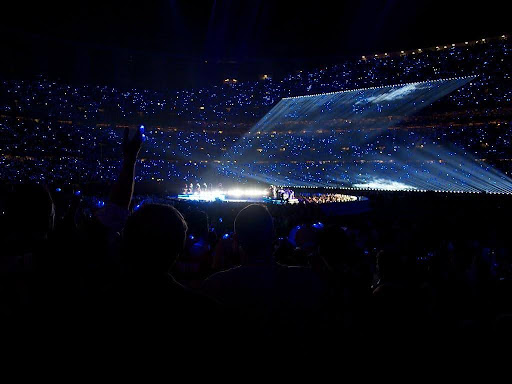  Lights at a concert like the halftime show.